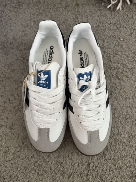 Adidas samba.