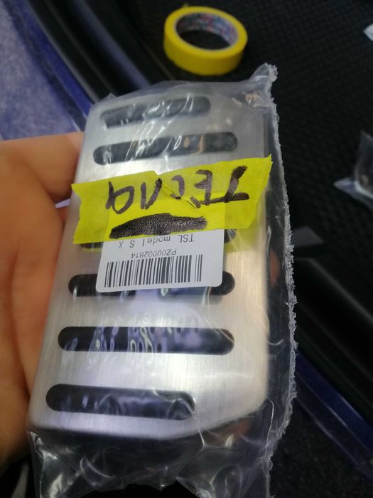 алюминевые резиновые накладки на педали тесла