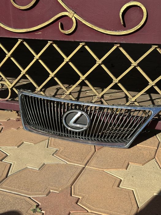 Решетка радиатора LEXUS IS