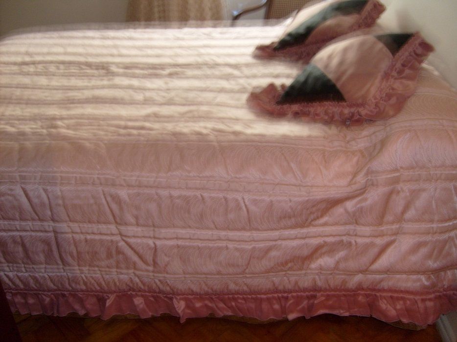 Colcha em cetim rosa acolchoada,com almofadas incluidas