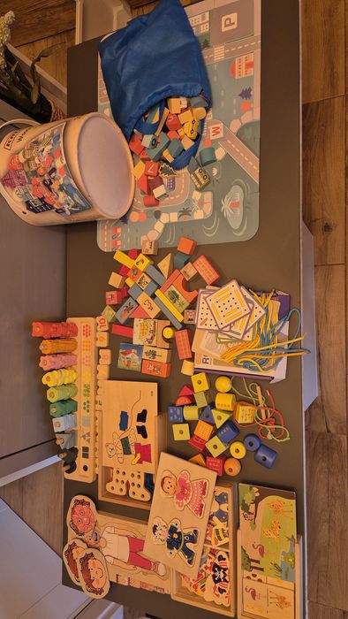 Zestaw drewnianych układane