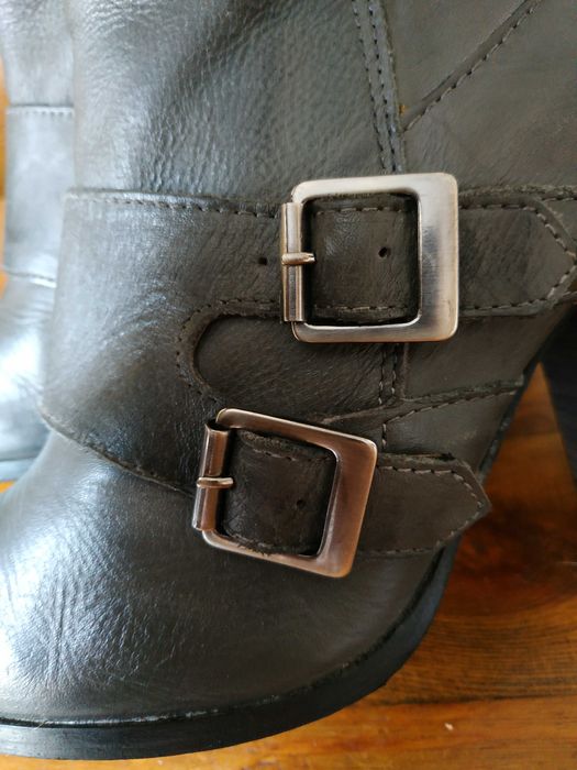 Стильні сірі весільні ботильйони з пряжками на підборах 39 розмір_25см