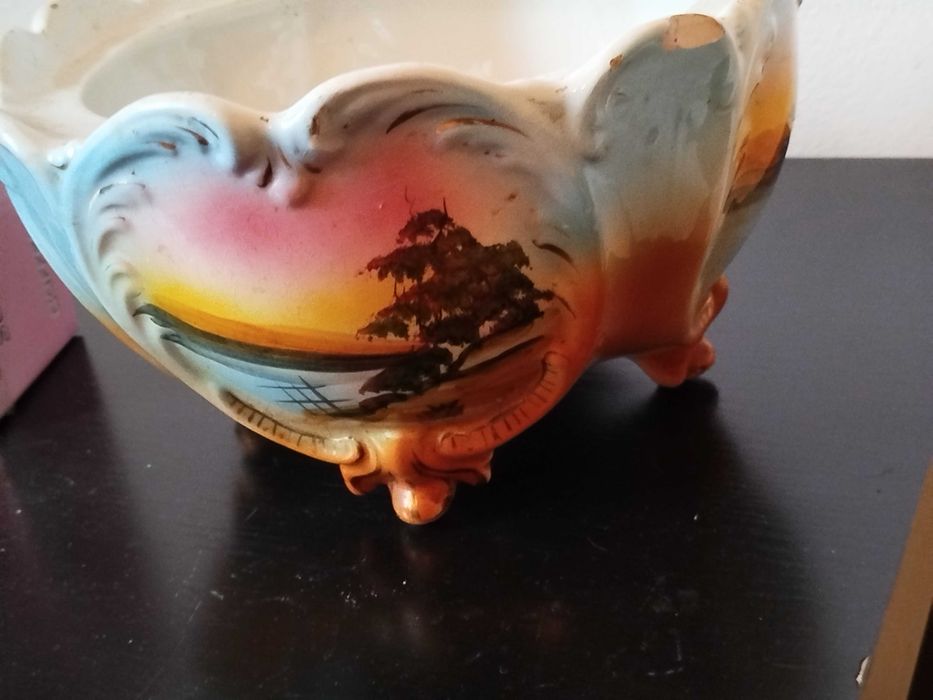 Conjunto de chávena de chá e uma taça.