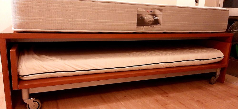 CAMA DUPLA prática e linda, com escadinha de apoio seguro.