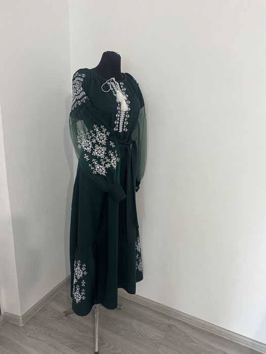 Модні вишиті плаття