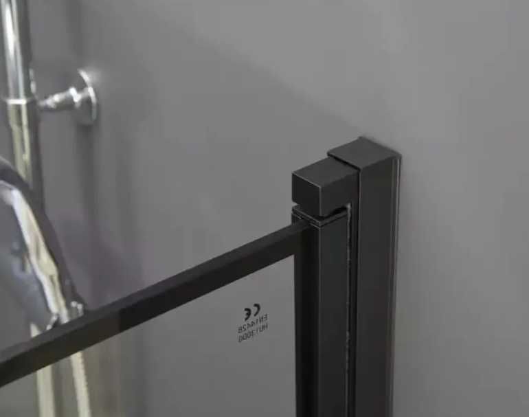 Скляна шторка для ванни Glass 70х140см Black