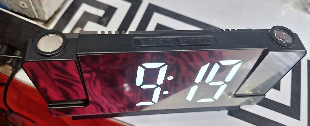 Электронные настольные часы, с температурой и влажностью. Варианты.