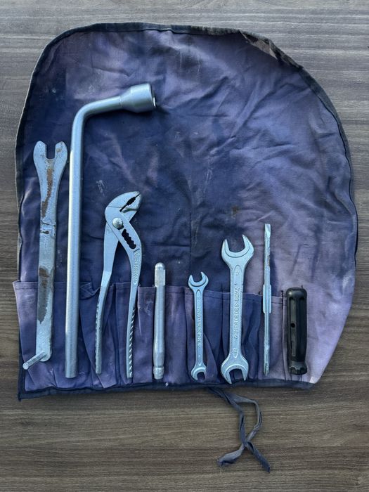 124 Мерседес. Подлокотник, подрамник, хлебница.