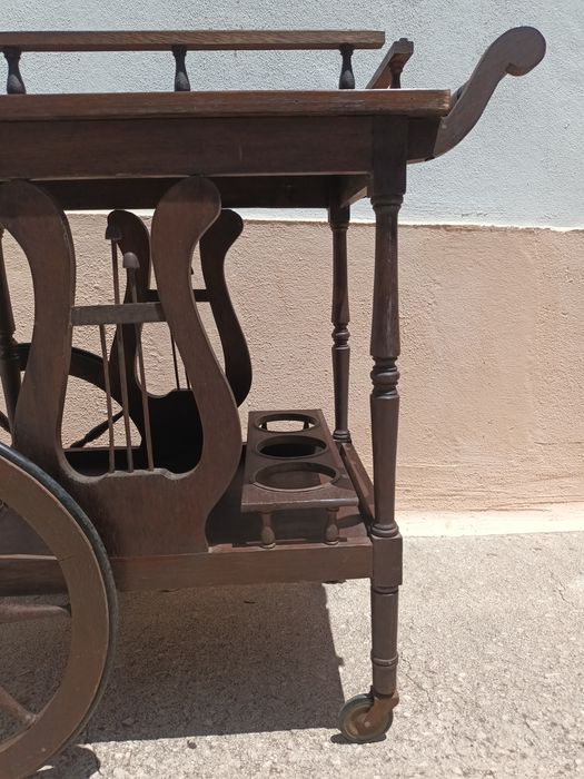 Carinho de madeira.
