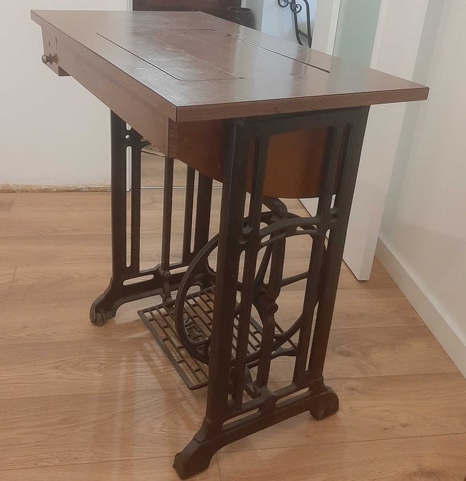 Maquina de costura antiga, para costurar ou para transformar