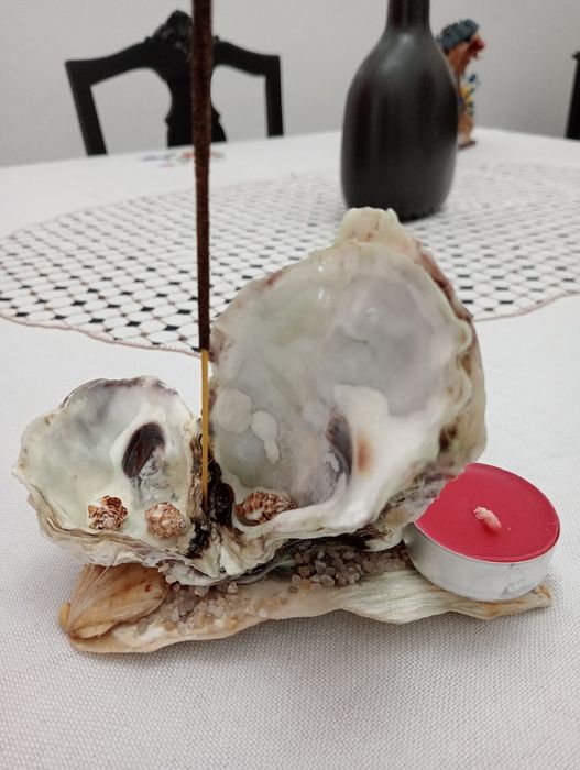 Queimador de icenso com vela feito em concha de ostra artesanal