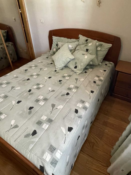 Cama de casal em madeira maciça