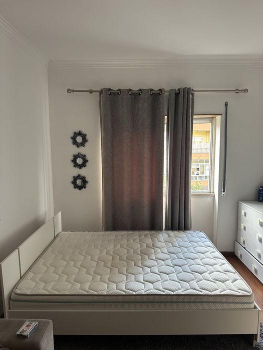Cama de casal branca + colchão em excelente estado