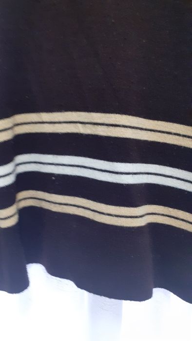 Camisola castanha  com risca no fundo amarelas e brancas tamanho l