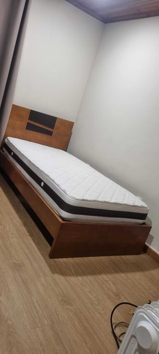 Cama de madeira maciça e colchão ortopedico como NOVOS