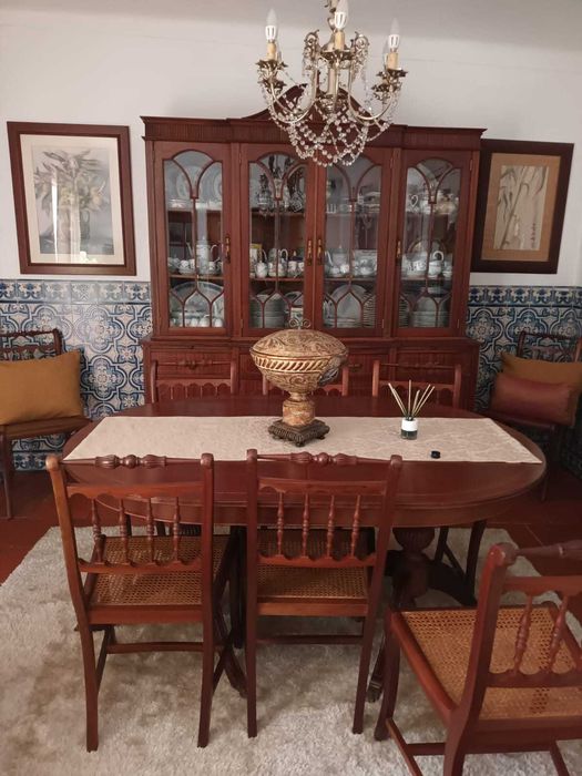 Móvel e mesa de sala em madeira