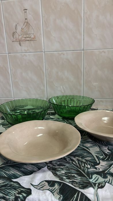 2 taças verdes e 2 pratos444749898518384642