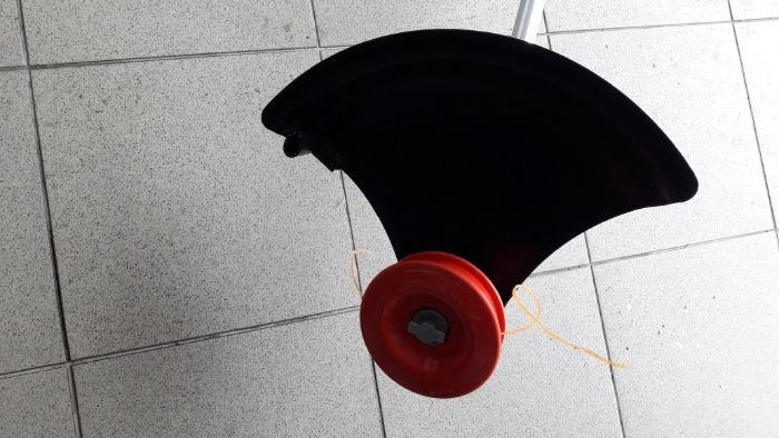 Aparador de relva elétrico