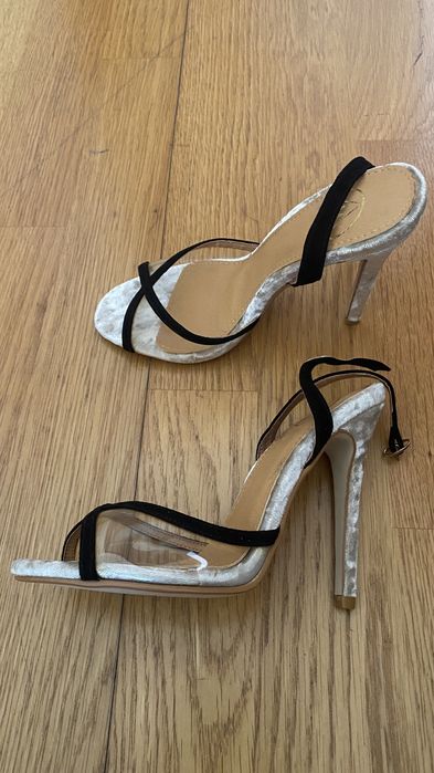 Sapatos de tacão