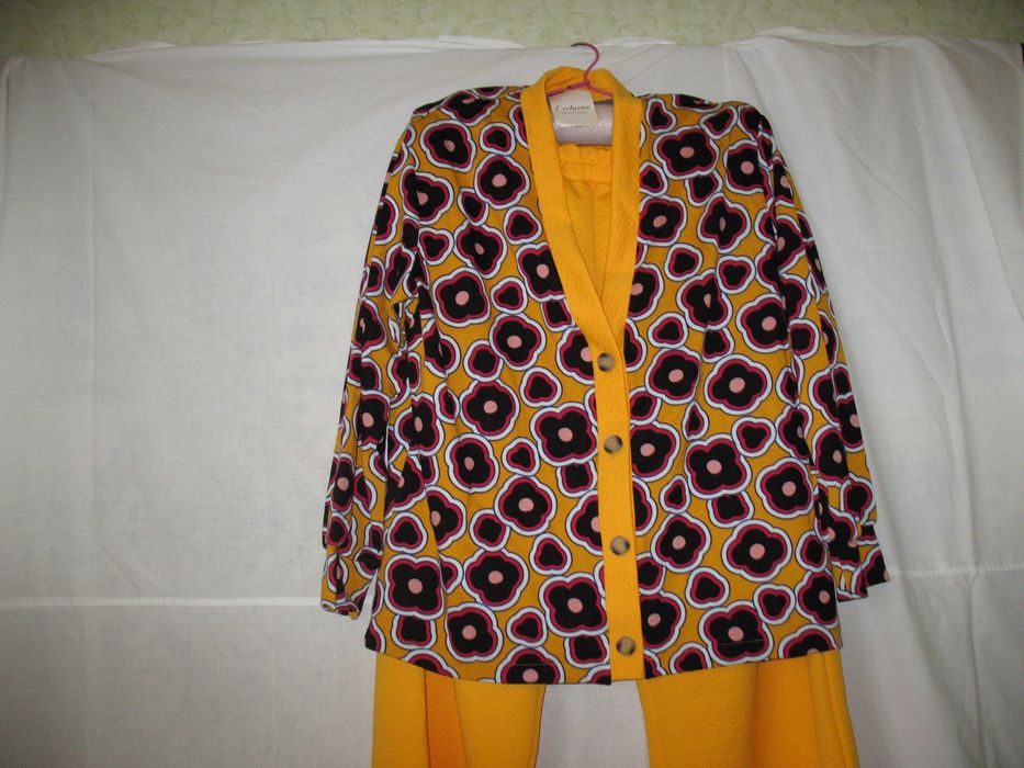 Женский   костюм размер 60 - 62..