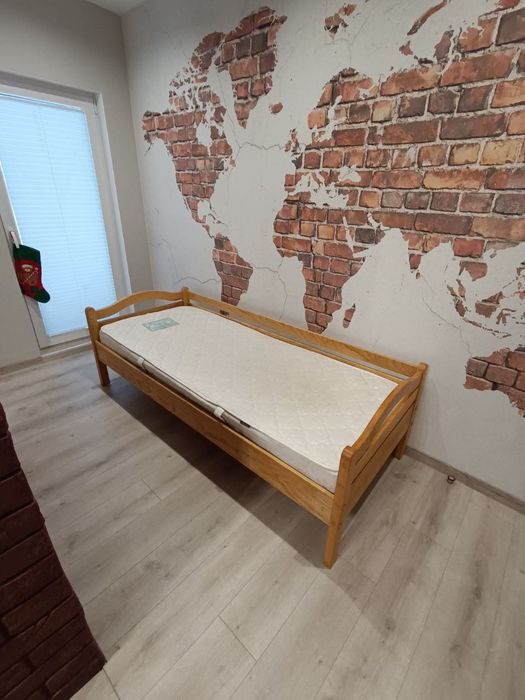 Продається дерев'яне ліжко з матрацом розмір 90на200