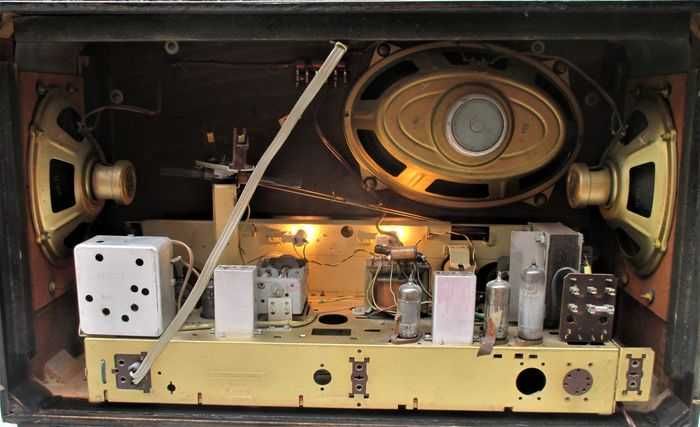 Rádio GRUNDIG a válvulas, de 1956, com FM