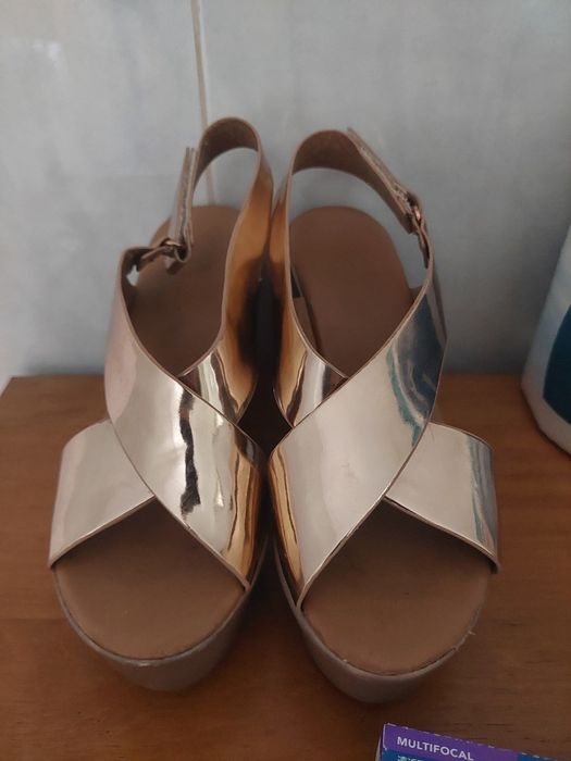 Sandalias com salto de cunha