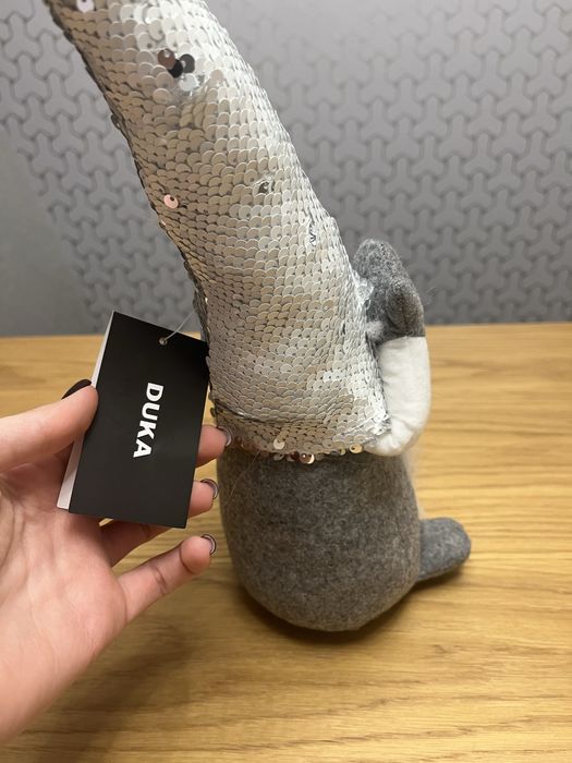 Świąteczny skrzat elf krasnal siedzący szary DUKA