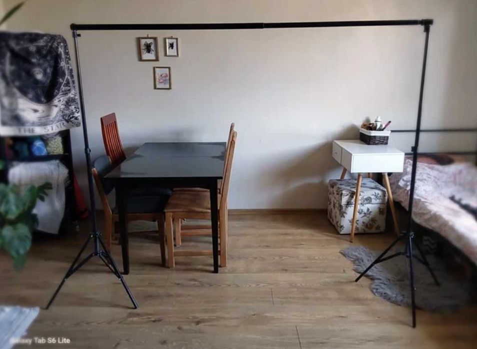 Stojak na ekran projekcyjny do rzutnika