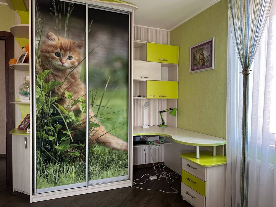 Дитяча стінка з столом,комодом та шкафом