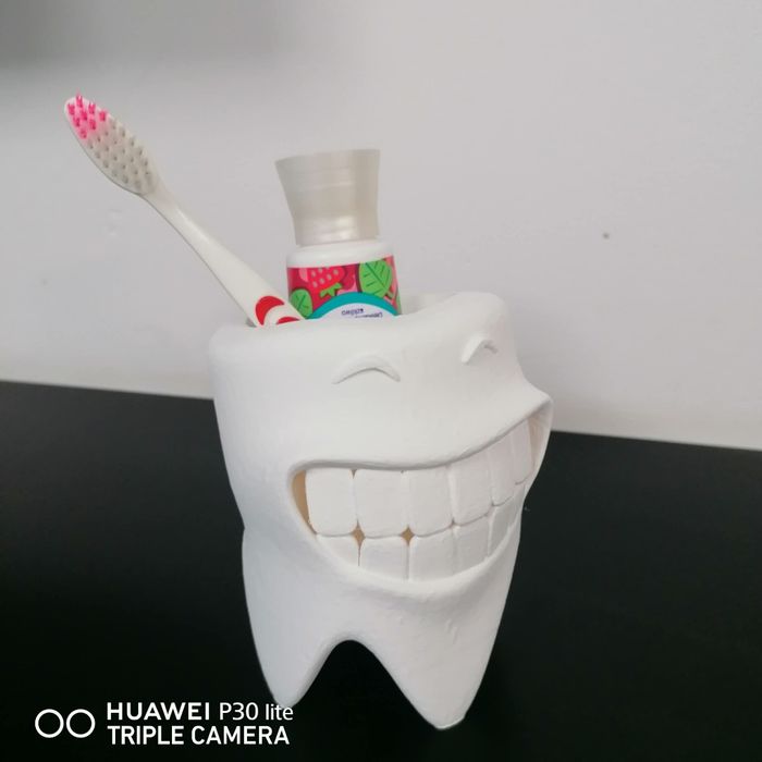 Kubek na pastę do zębów i szczoteczki ząbek