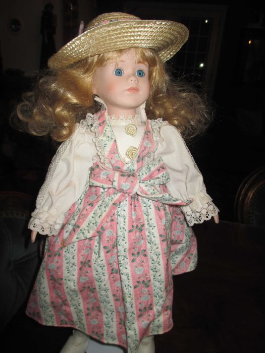 Três bonecas de porcelana