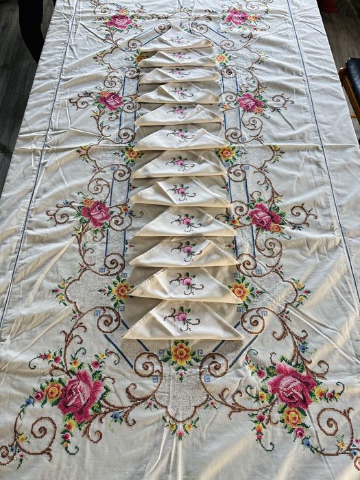 Toalha de mesa bordada a ponto cruz manual e 12 guardanapos