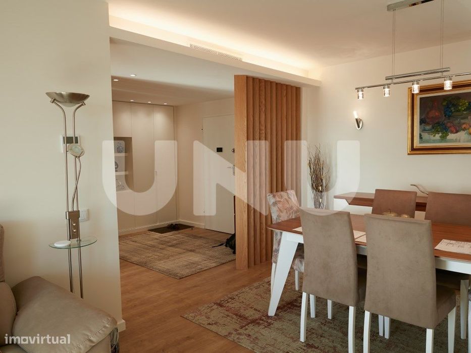 Apartamento T2, remodelado, em condomínio com piscina.
