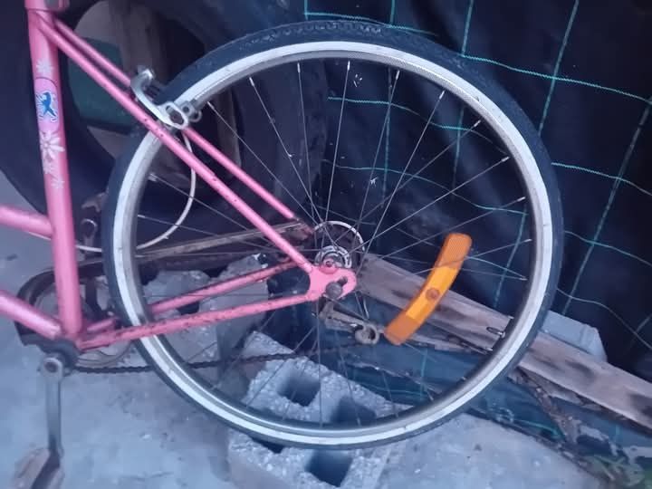 Bicicleta antiga pegeout de senhora pronta a circular