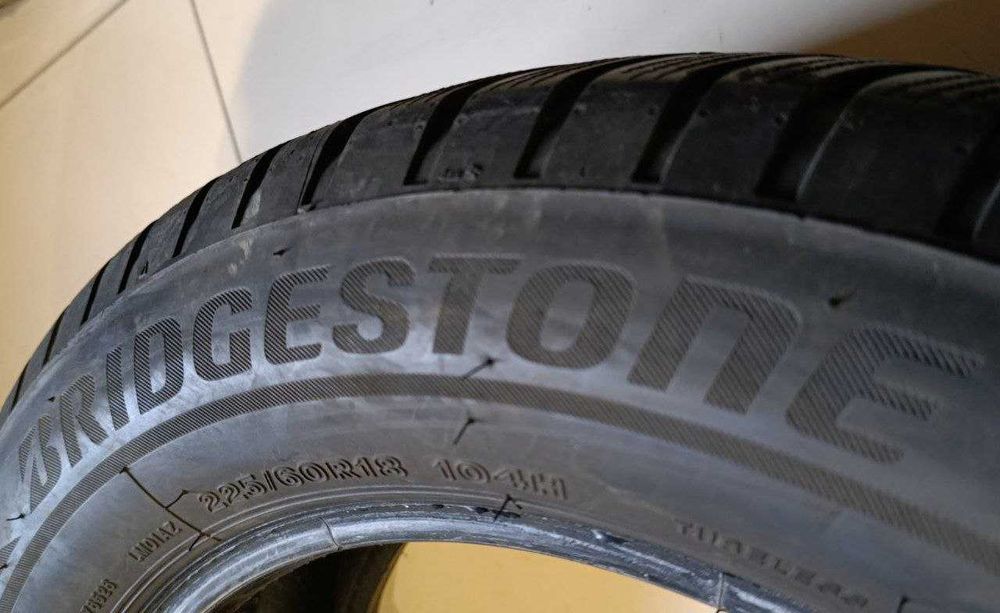 Пара шин б/у 225/60R18 104H RFT Bridgestone Blizzak LM001