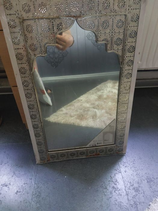 Nowe lustro w ozdobnej ramie