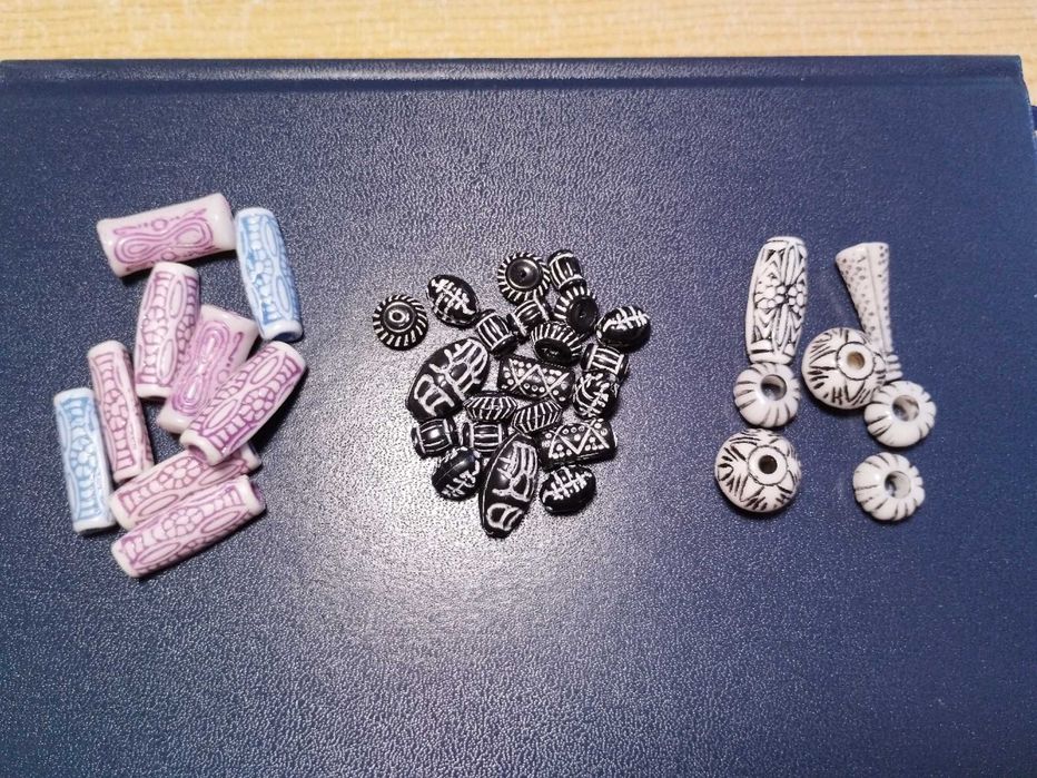 Zestaw akrylowych koralików w stylu etnicznym 37 sztuk - fioletowe niebieskie czarne kremowe