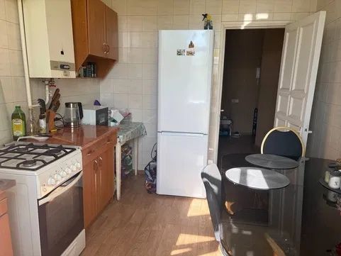 Продам двухкімнатну квартиру ( Сталінка , центр міста )