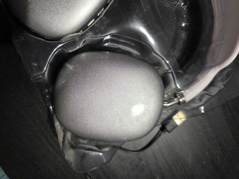 Auscultadores brancos e prateados