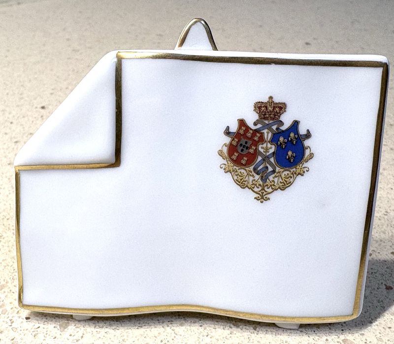 Lindo marcador de lugar em porcelana Vista Alegre brasonado e marcado