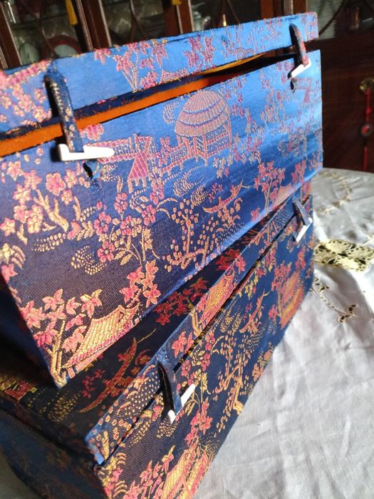 Três caixas forradas com tecido Oriental