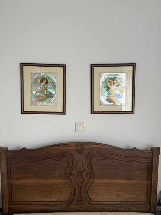 Cama de madeira macica e duas mesas de cabeceira