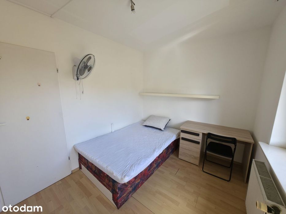 5 lub 6 pokoi, 2 łazienki z WC, 2 poziomy, balkon, schowek, garaż