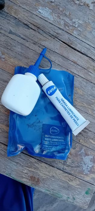 Carretos + caixa de pesca com chumbadas, fio de pesca, bóias, anzóis