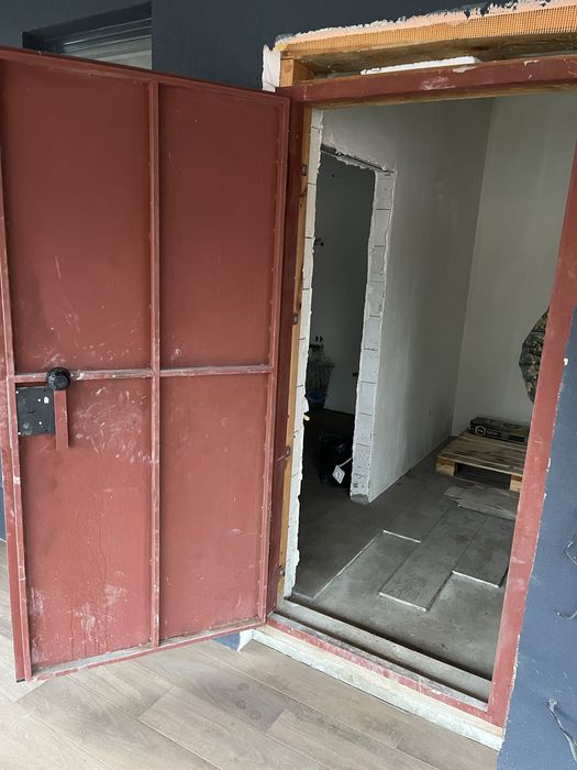 Металеві двері 2 м на 1 м.