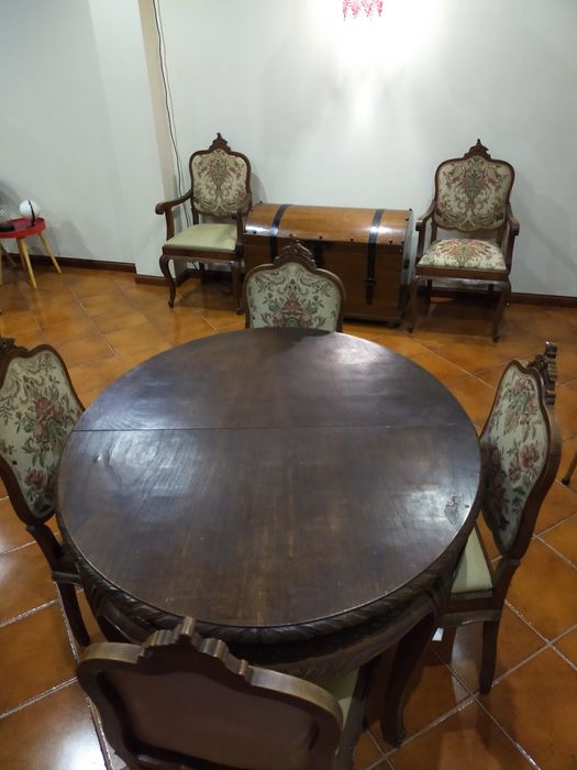 Móveis antigos- mesa e poltronas