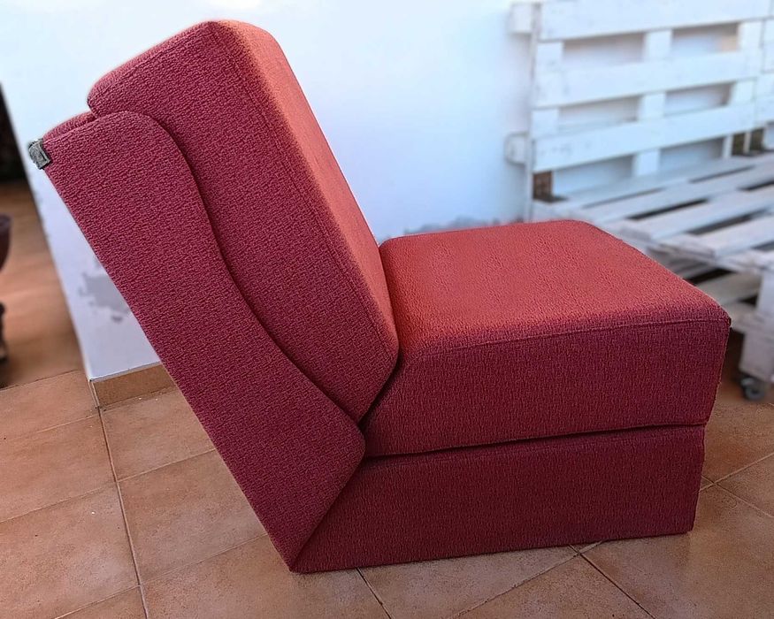 Sofá Cambalhota individual em tecido bordeaux