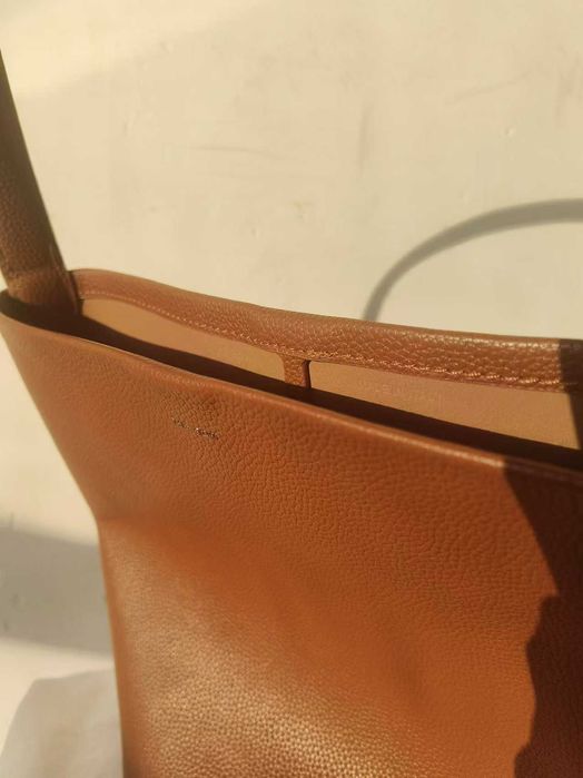 Bolsa bucket The Row castanha