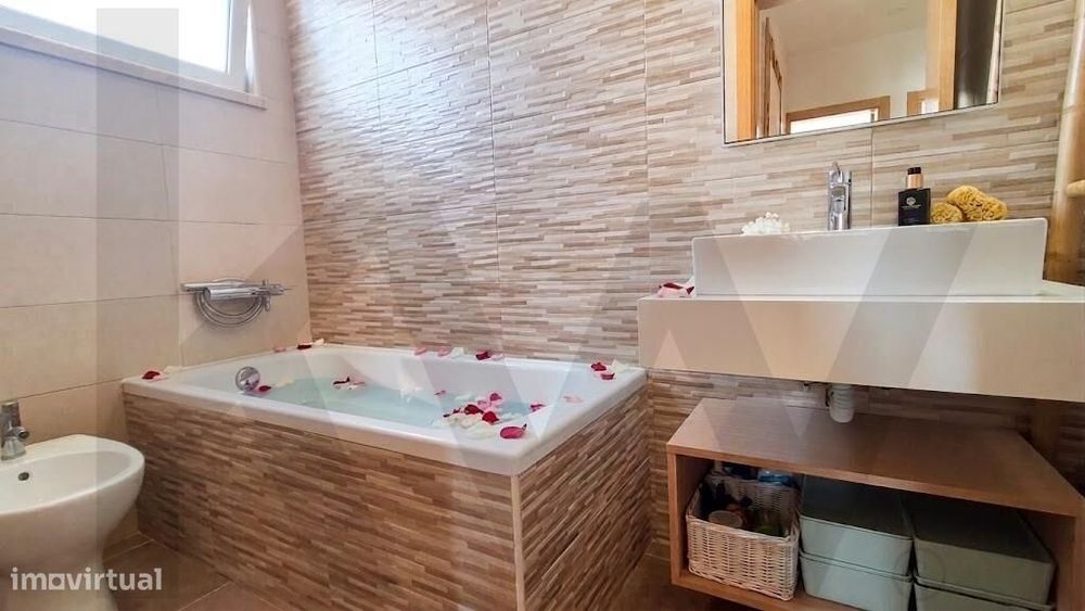 Apartamento T3 Remodelado | Estacionamento privativo | Centro da vila